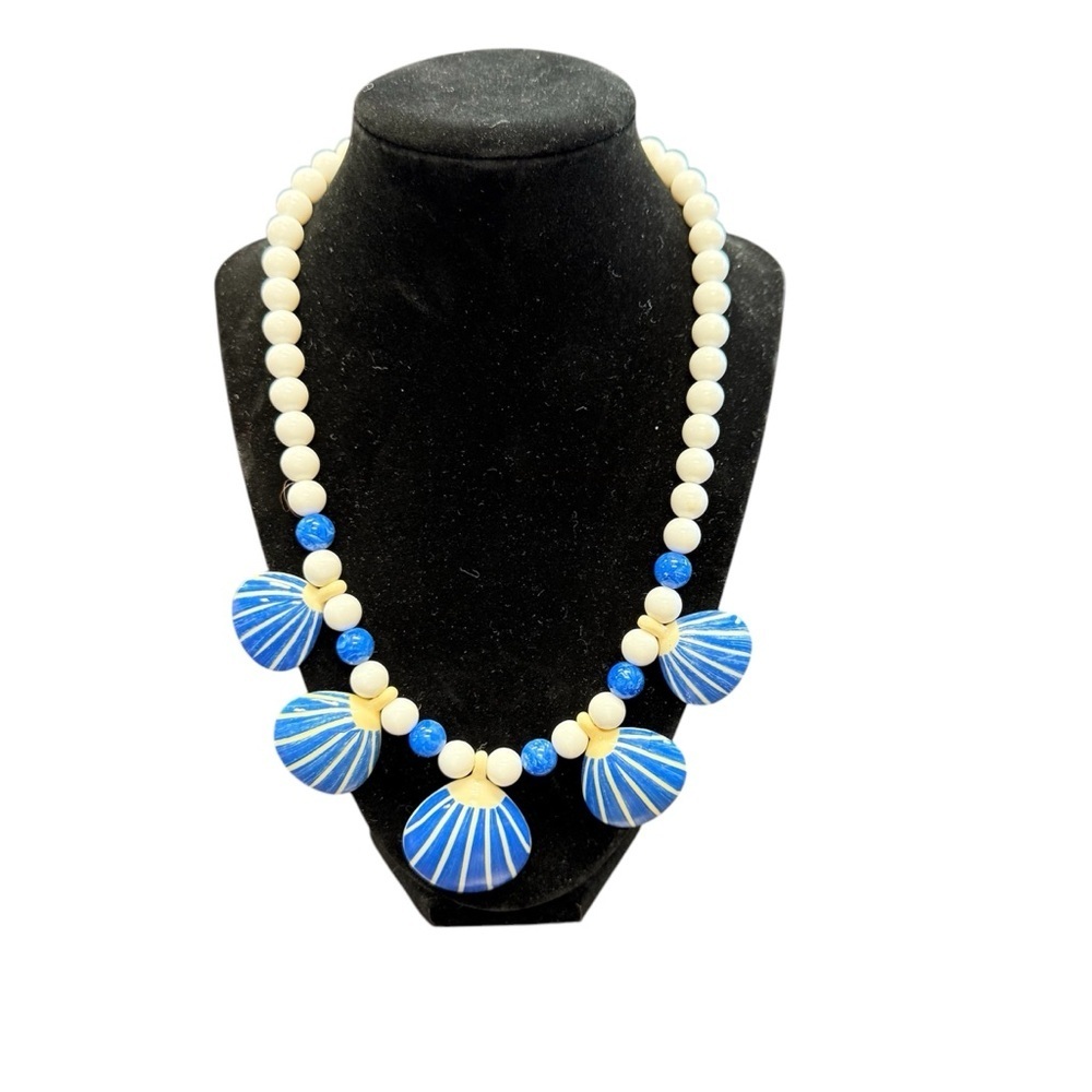 Avon  “Seashore” Malibu Blue and White Beaded Necklace with Shell Accents NIB